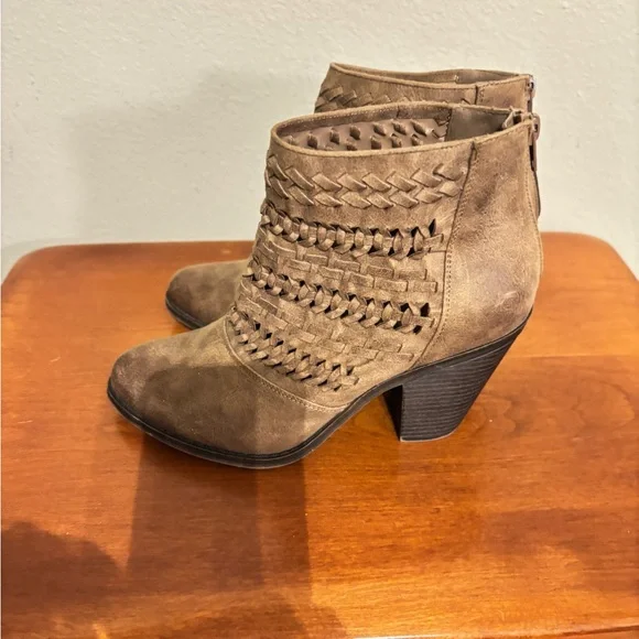 New Fergalicious Fergie Wanderer Booties Block Heel Women's Ankle Boots … - Picture 5 of 10